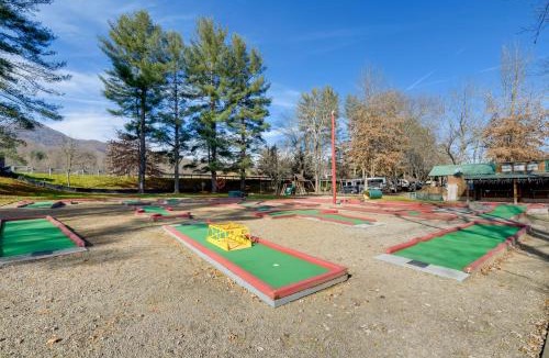 Waynesville House | Mtn-View Deck! Resort Cabin 12 Mi to Waynesville