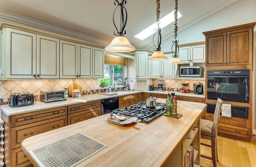 Laurel Park House | Mtn-View Hilltop Home, 5 Mi to Hendersonville