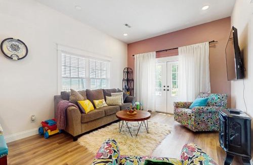 Seymour House | Mtn Views! Romantic Rural Retreat in Seymour