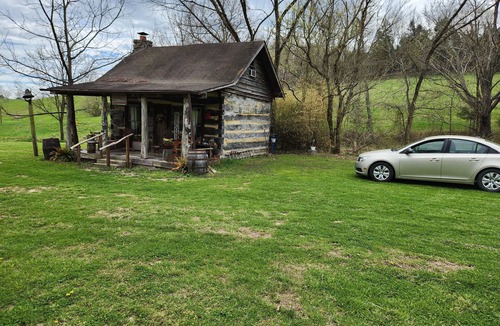 Berry Cabin | Mullins Log Cabin 1850s rustic cabin near Ark Sits on 5 ac 15 min to ARK