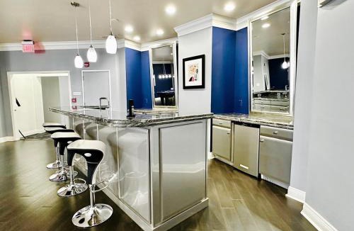 Cole-Noble District Apartment | Multi Unit Downtown Penthouse Suite for 6
