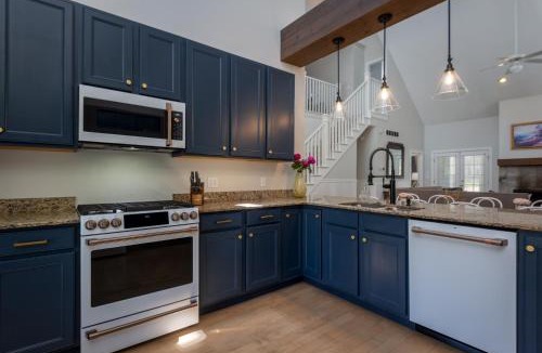 Union Pier House | Mysa Retreat: Pool, Theatre, Fire Pit & More - 6+ Bedroom for 16 Guests!