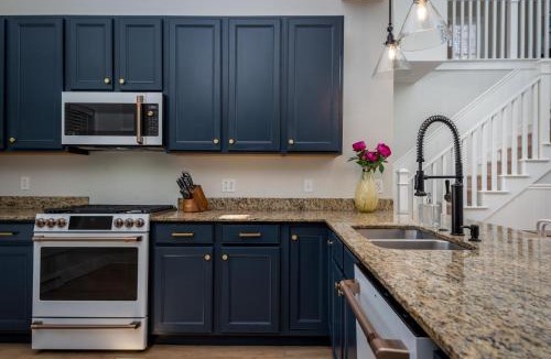 Union Pier House | Mysa Retreat: Pool, Theatre, Fire Pit & More - 6+ Bedroom for 16 Guests!