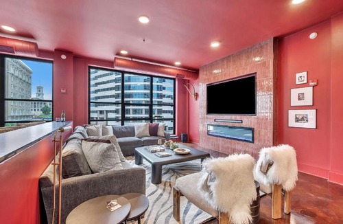Downtown Nashville Apartment | Nashville Elvis Suite 4BR by Maddox Hotel