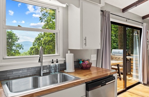 Royal Pines House | Nature Nook w/Mtn Views!-Near AVL