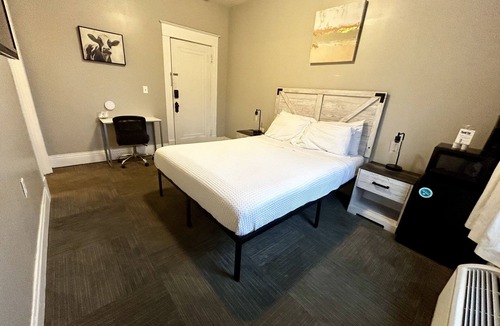 Leitchfield Apartment | Neapolitan Room 🚭 @ Twin Lakes Creamery