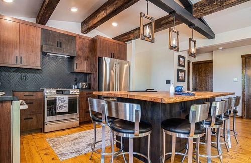 Big Cedars Cabin | Near Big Cedar-Walkable Fun-Lake View-Hot Tub-Modern Luxury Decor-Free Attraction Tickets!