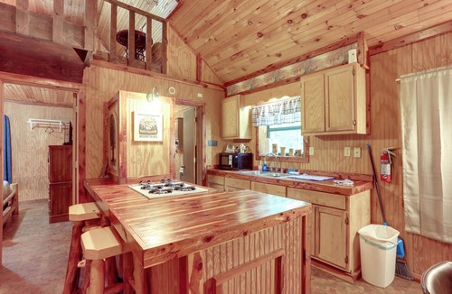 Newnata Cottage | Near Blanchard Springs! Classic Cabin in the Woods