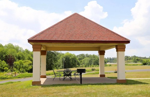 Pittsburg Apartment | Near Cumberland Star Riverboat! Pet-friendly, ,Free Parking, and Free Breakfast!