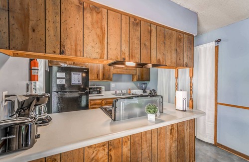 Ellendale House | Near Dining & MEM - Hickory Hill Home