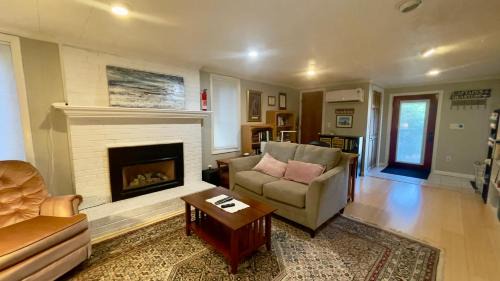 Blacksburg Apartment | Near downtown with hot tub sleeps seven