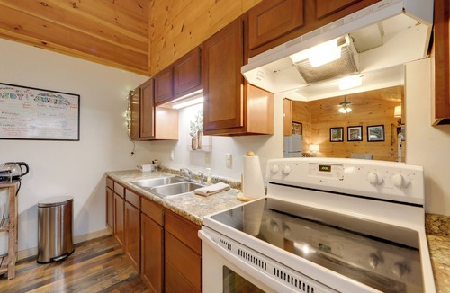 Cosby Cottage | Near Gsmnp Trails: Romantic Creekside Cabin