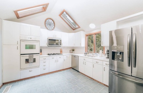 Stevensville Cabin | Near Lake MI | Private setting | Hot tub & Sauna | Game garage