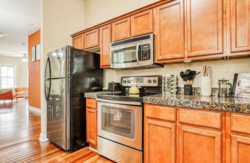 Metropolitan Apartment | Near Starland & River St - Private Patio & BBQ - Parking