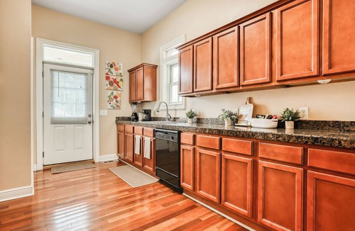 Metropolitan Apartment | Near Starland & River St - Private Patio & BBQ - Parking