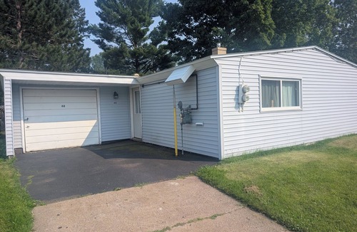 White Pine House | Near the park! 3-bedroom house with wifi and AC