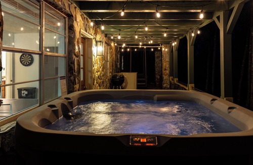 Raccoon Ridge Cabin | Neverland Retreat, River Views, Hot tub & Games
