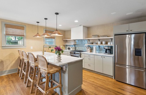 North Charleston Cottage | New 2 King Bed/2 Bath Cottage at Starlight Motor Inn Minutes from Downtown