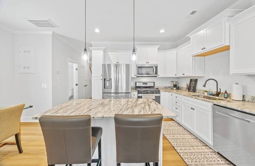 Drayton House | New 2024 Townhome | Bright & Modern Stay Close to Downtown Spartanburg