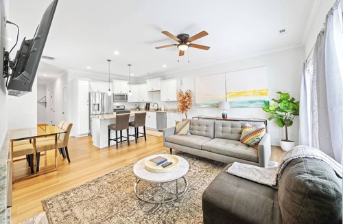 Drayton House | New 2024 Townhome | Bright & Modern Stay Close to Downtown Spartanburg