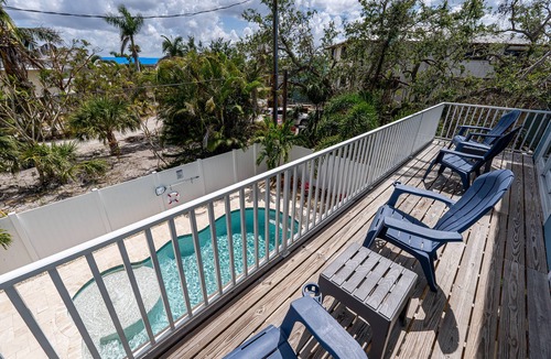 Mid Island House | New 4BR Oasis: Walk to Beach, Pool, Pet-Friendly!