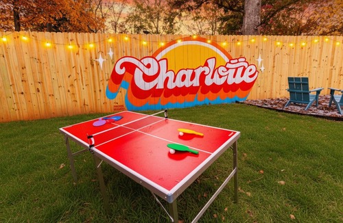Oak Forest House | NEW 6BR · 11 Beds · Pickleball · HotTub · Firepit · Arcade · Karaoke · Putt Putt