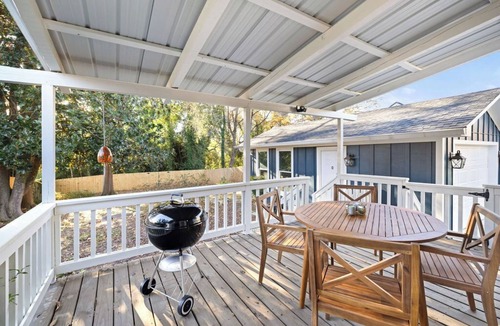 Gainesville House | NEW! A Blue Porch ~ Walk to Square ~ Summer Savings ~ Sleeps 4