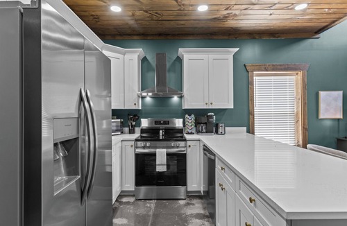 Stanton House | New Barn/Sleeps 12/2 Hot Tubs/EV Charger