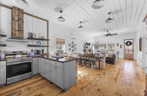Sautee Nacoochee Cabin | NEW! Bright, Family-Friendly 4-bed cabin w/firepit, outdoor dining & games!