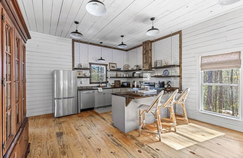 Sautee Nacoochee Cabin | NEW! Bright, Family-Friendly 4-bed cabin w/firepit, outdoor dining & games!