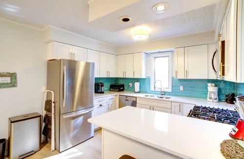 Michiana House | New Buffalo Retreat w/Private Beach Access! Sunroom, Hot Tub, Fire Pit, Grill!