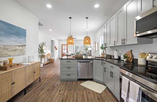 Rossville House | New Build on Magnolia. Quiet & Furnished