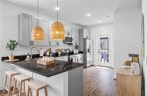 Rossville House | New Build on Magnolia. Quiet & Furnished