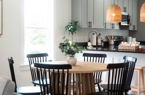 Rossville House | New Build on Magnolia. Quiet & Furnished
