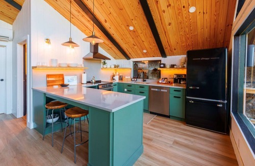 Saint Helens Cabin | NEW Cliffside Unique Stay | Hot Tub | Steam Shower