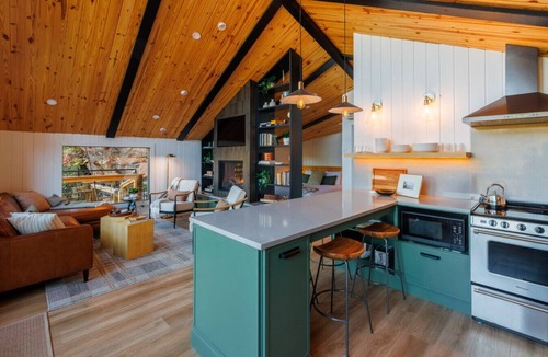 Saint Helens Cabin | NEW Cliffside Unique Stay | Hot Tub | Steam Shower