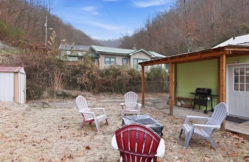 Matewan House | New! Cozy Green Cottage! 3-bedroom house in charming Matewan. Pet-Friendly!