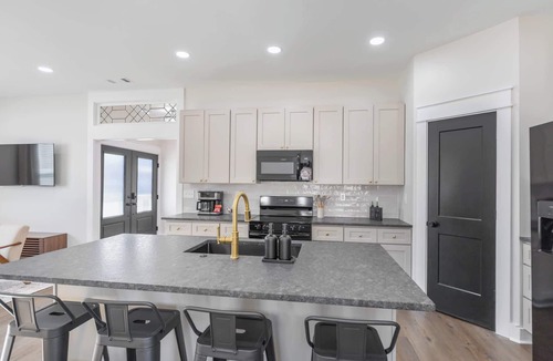 Dickson House | New Downtown Dickson Gem: Cozy Stay & Pet Friendly