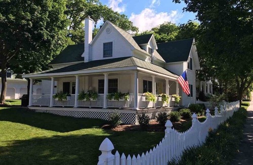 Harbor Springs House | New downtown Harbor Springs large groups, wedding parties, famiyl gatherings,