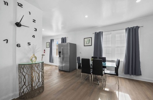 Detroit Cottage | New Downtown Lux 3BR Free Parking, AC & Wi-fi