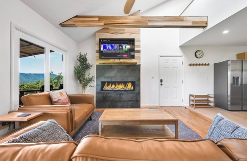 Weaverville House | New from 5 Star Hosts-Panoramic Mtn Views-Private-Peaceful on 5 acres-Convenient