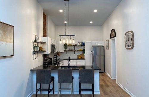 California Apartment | New! Historic and Renovated 3BR Riverside Suite