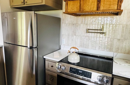 Clarksville House | New Home 2 mins from Town, Lake Ludwig, and U Of O campus sleeps 7/Cozy Fire Pit
