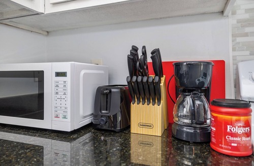 East Forest House | New! Introductory Rate! Modern 2-bedroom Retreat in MORA, great location!