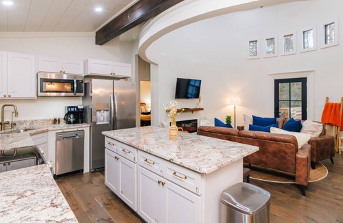 Saint Helens House | NEW KY Derby Silo | Hot Tub | 3 Kings | Yard Games