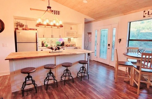Cherokee Cabin | NEW! Lakefront Cabin-Mnt View-Hot Tub-WIFI-Prime Location-Bryson City/Cherokee