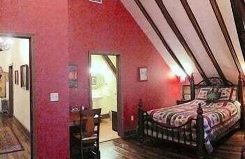 Glasgow Bed & Breakfast | NEW LISTING! DuPriest Room by Main Street Bed & Breakfast