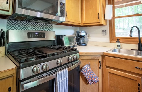 McCaysville Cabin | New Listing! Game Room Cabin+Fire Pit+Hot Tub+Dog Friendly+Close to Rafting!