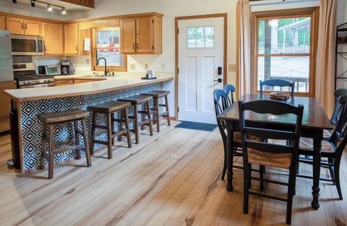 McCaysville Cabin | New Listing! Game Room Cabin+Fire Pit+Hot Tub+Dog Friendly+Close to Rafting!