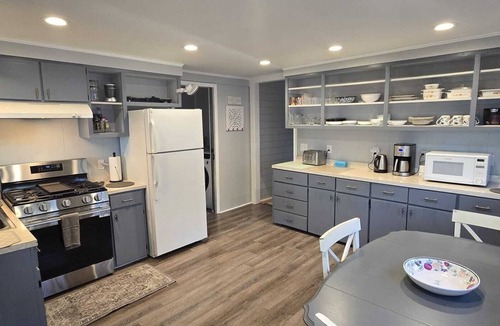 Pentwater Cottage | NEW LISTING! Pentwater Cottage Retreat - 5 min to town - Sleeps 8